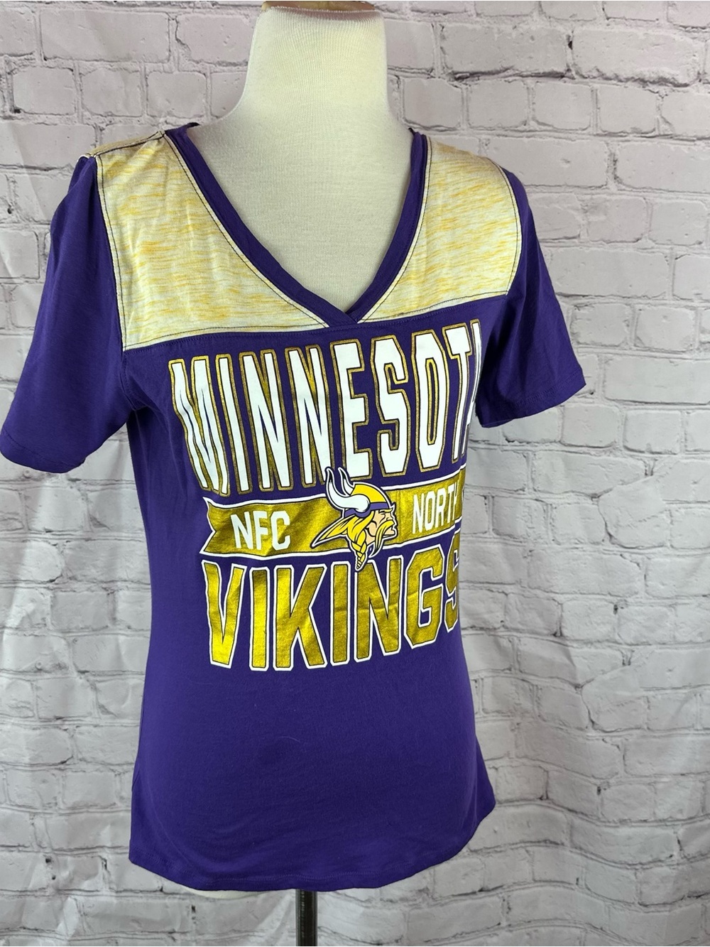 NFL team apparel Minnesota Vikings V-Neck Tee women L fitted fandom sporty fan